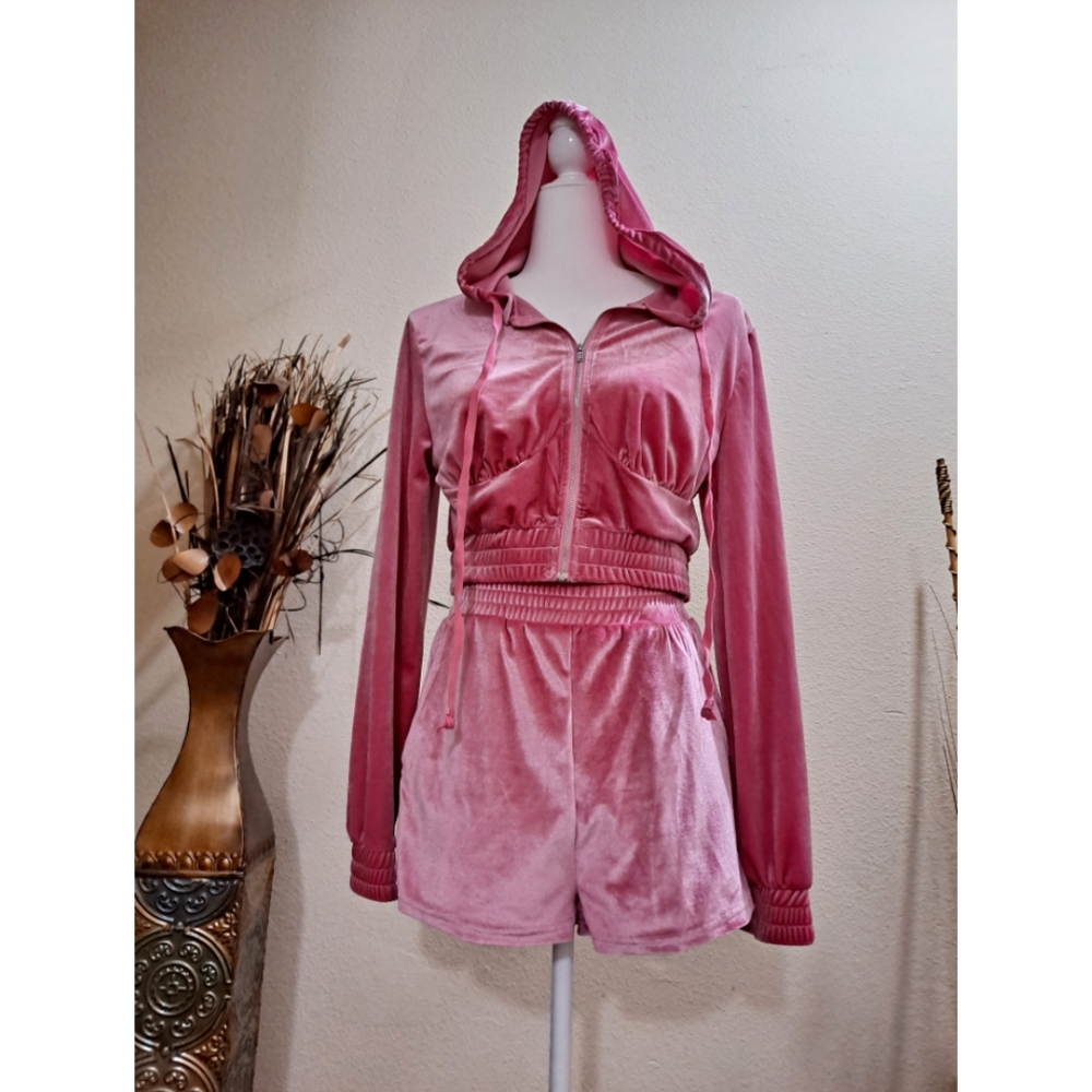 💞 Zip up Ruched Bust Hooded velvet jacket & shorts set 💞